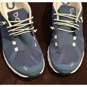 Like new! On Cloud 5 women’s , size 7